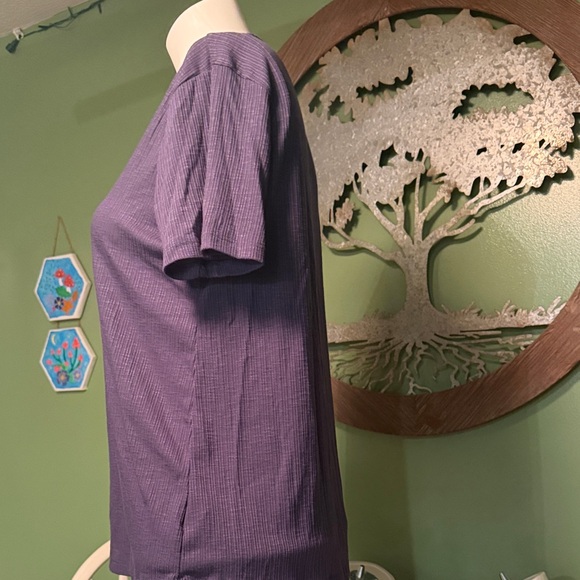 Old Navy V-Neck Short Sleeve Top in Navy Blue - Picture 2 of 6